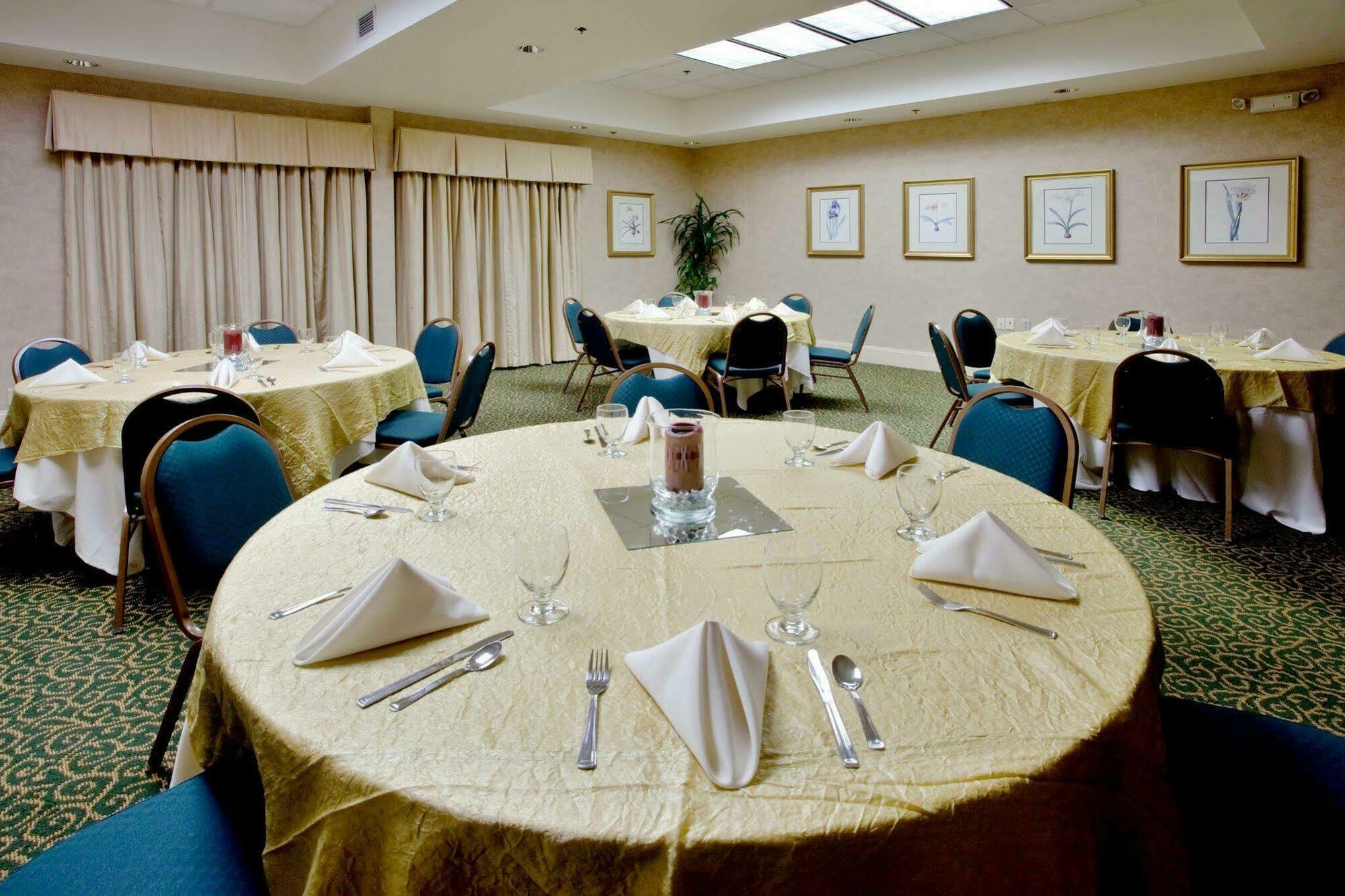 Holiday Inn & Suites Raleigh Cary By Ihg レストラン 写真